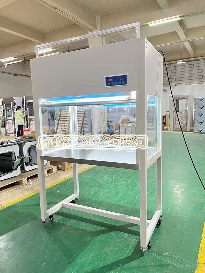 潔凈工作臺底部配備排風系統，通過高效過濾器凈化后的空氣從下而上流過潔凈工作臺臺面，實現自凈效果。